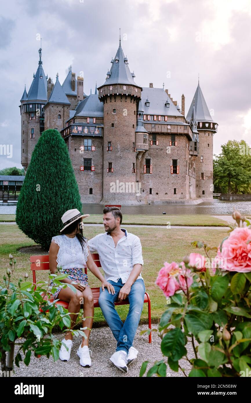 Vecchio giardino storico castello, Castello di Haar Paesi Bassi Utrecht in un giorno estivo luminoso, giovani uomini e donna di mezza età walki Foto Stock