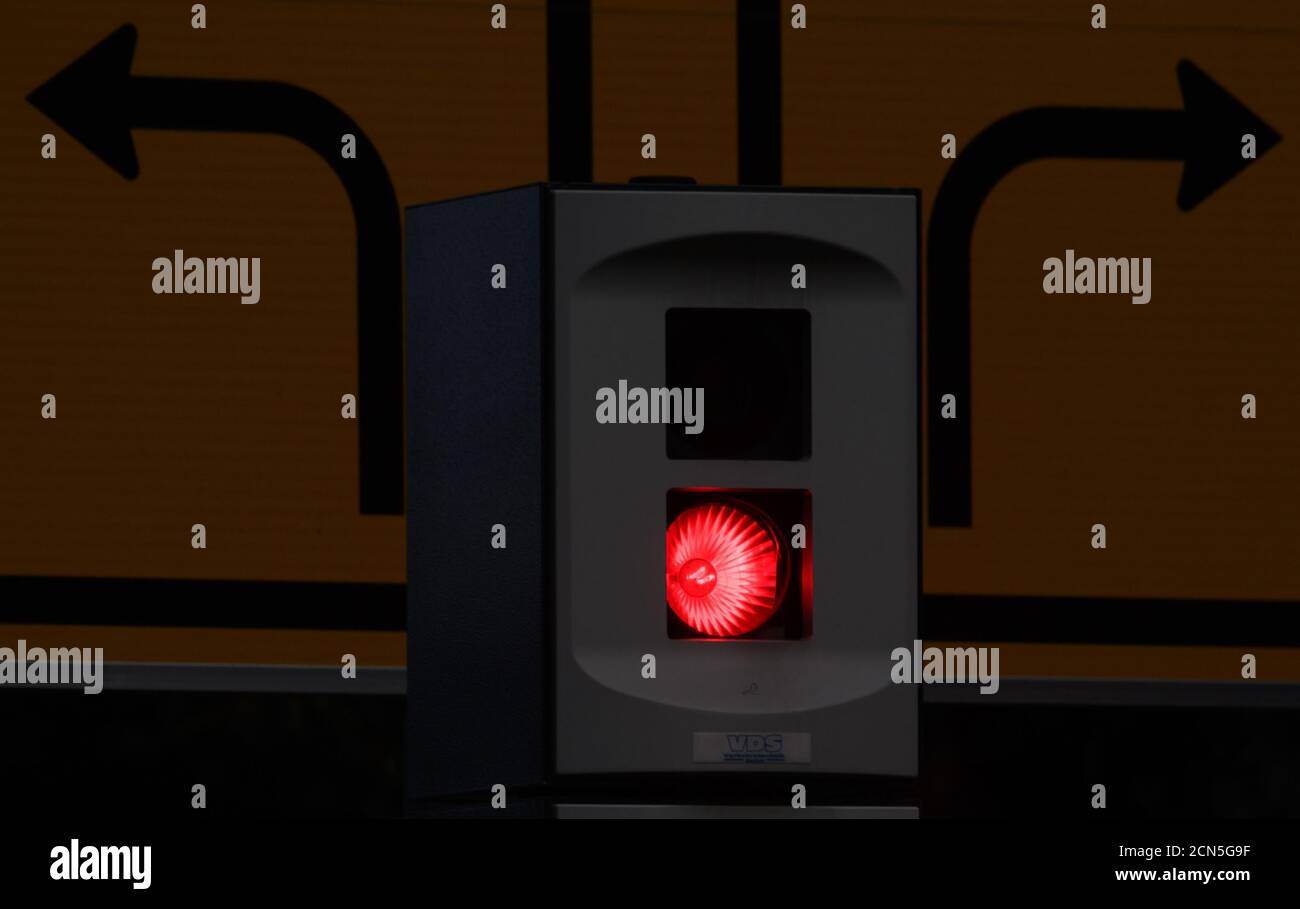 Dresda, Germania. 17 Settembre 2020. C'è un lampo da un sistema di monitoraggio del traffico nella zona del centro. Venerdì il Bundesrat si occuperà nuovamente delle modifiche alle norme sulla circolazione stradale (STVO). Il problema è che dalla fine di aprile, le patenti di guida sono state minacciate di revoca se si guida a 21 km/h troppo velocemente in città o a 26 km/h fuori città. In precedenza le soglie erano più alte. Tuttavia, il regolamento è stato sospeso a causa di un errore formale scoperto. Credit: Robert Michael/dpa-Zentralbild/dpa/Alamy Live News Foto Stock