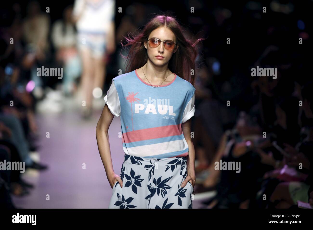 Un modello presenta una creazione della designer Sophie Albou come parte  della sua collezione di abbigliamento da donna primavera/estate 2016 per la  casa di moda Paul & Joe a Parigi, Francia, 6