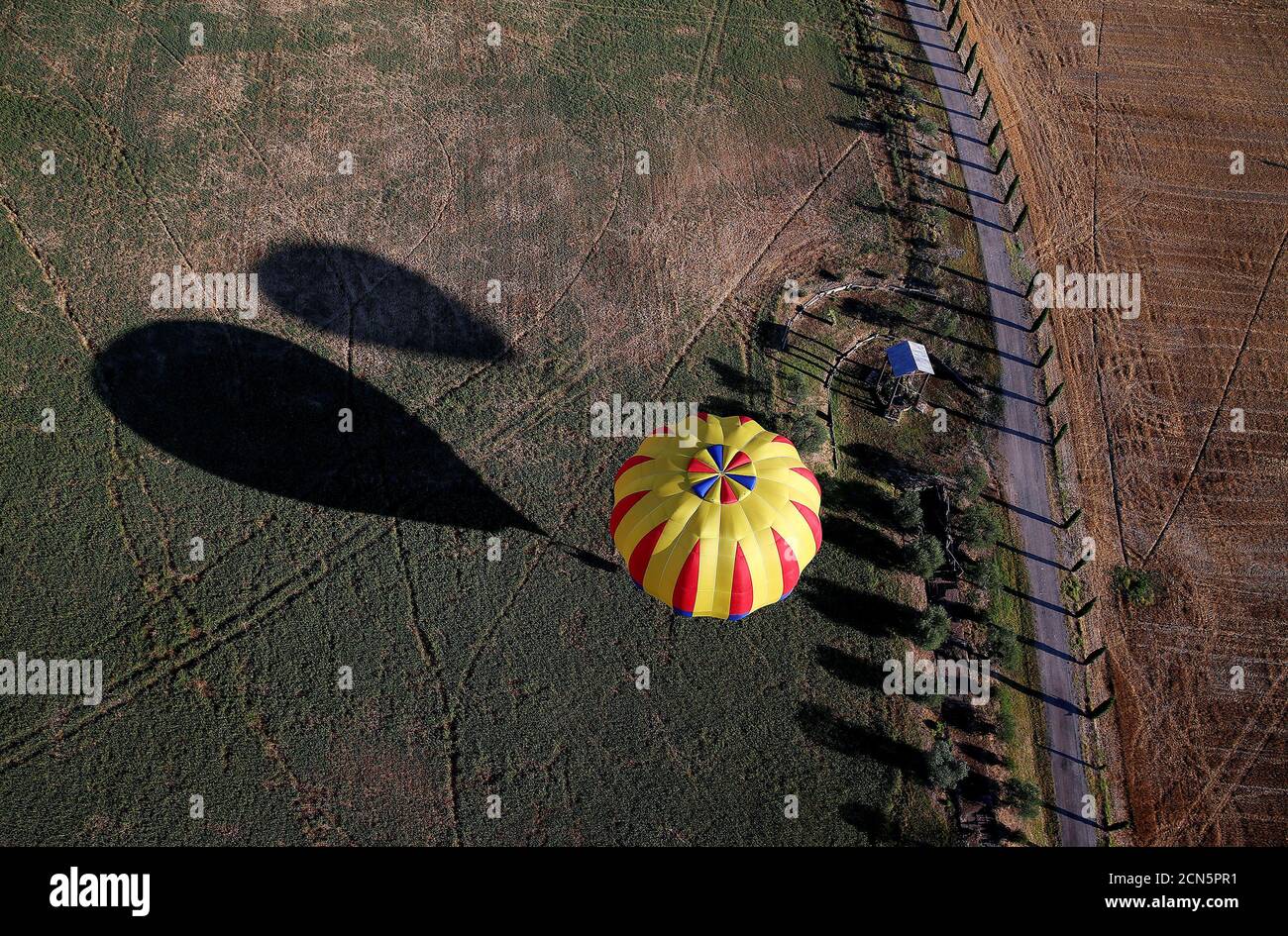 Una mongolfiera vola durante un evento di mongolfiera a Todi, 29 luglio 2017. REUTERS/Alessandro Bianchi Foto Stock