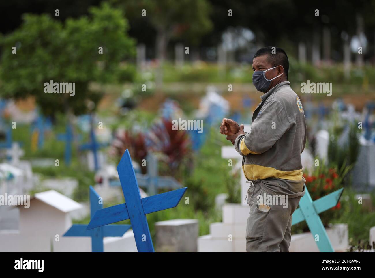 Un gravedigger è visto, prima della sepoltura di una vittima della malattia del coronavirus (COVID-19), al cimitero Parque Taruma a Manaus, Brasile, 4 aprile 2020. REUTERS/Bruno Kelly Foto Stock