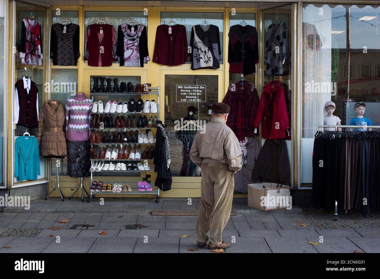 Un uomo si trova di fronte a un negozio di abbigliamento economico nel  centro della città siderurgica di Eisenhuettenstadt, 124 km (77 miglia) a  est di Berlino 26 novembre 2012. Angela Merkel