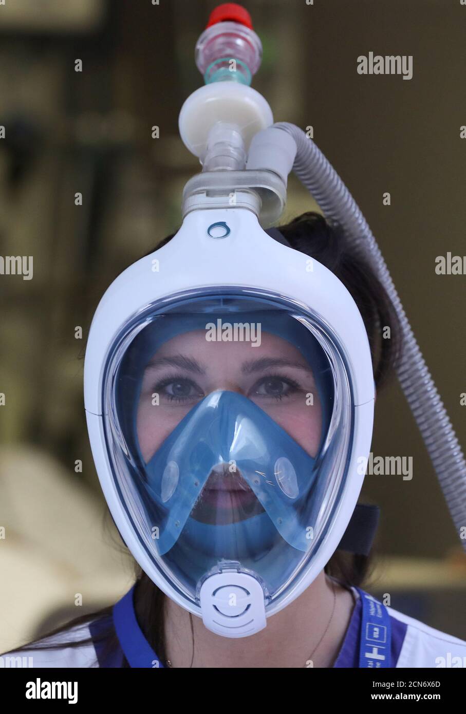 Un'infermiera indossa una maschera da snorkeling a pieno facciale, come  parte di una donazione di 50 maschere da snorkeling da parte della catena  sportiva Decathlon, trasformata come respiratori per aiutare a trattare