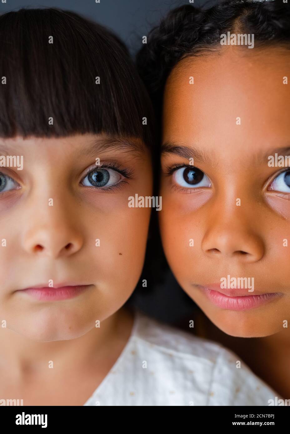 Close-Up amichevole Foto di due ragazze pre-teen da diversi sfondi. Mettere a fuoco sugli occhi. Foto Stock