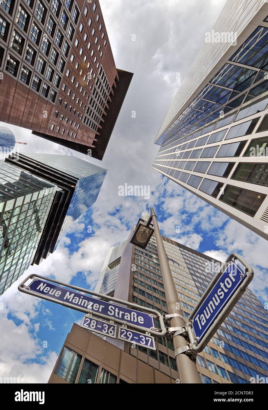 Vista a basso angolo di edifici di alto livello nel quartiere bancario, Francoforte sul meno, Germania, Europa Foto Stock