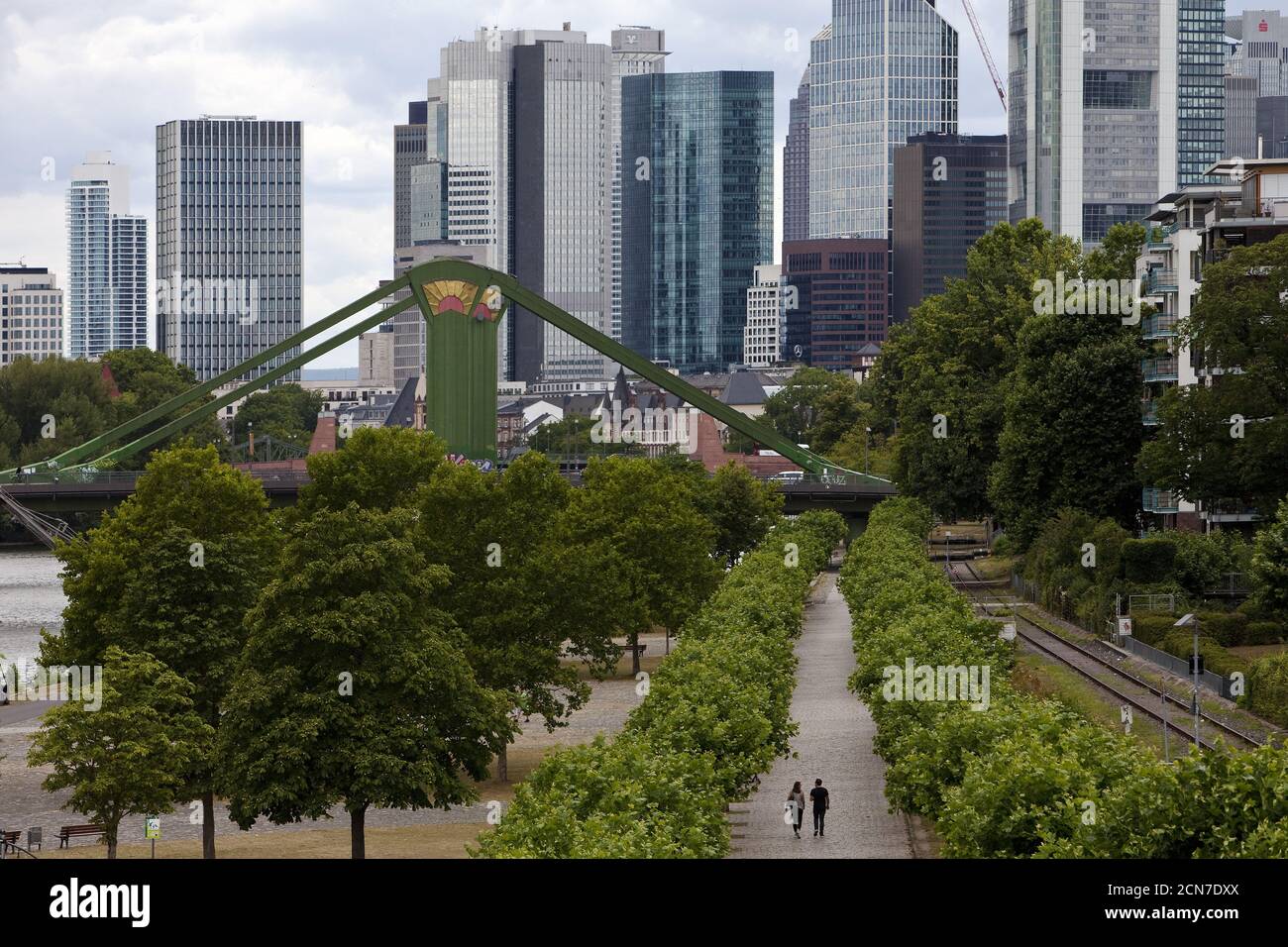 Vista sulla città con il ponte Floesser sul quartiere finanziario, Francoforte sul meno, Assia, Germania, Europa Foto Stock