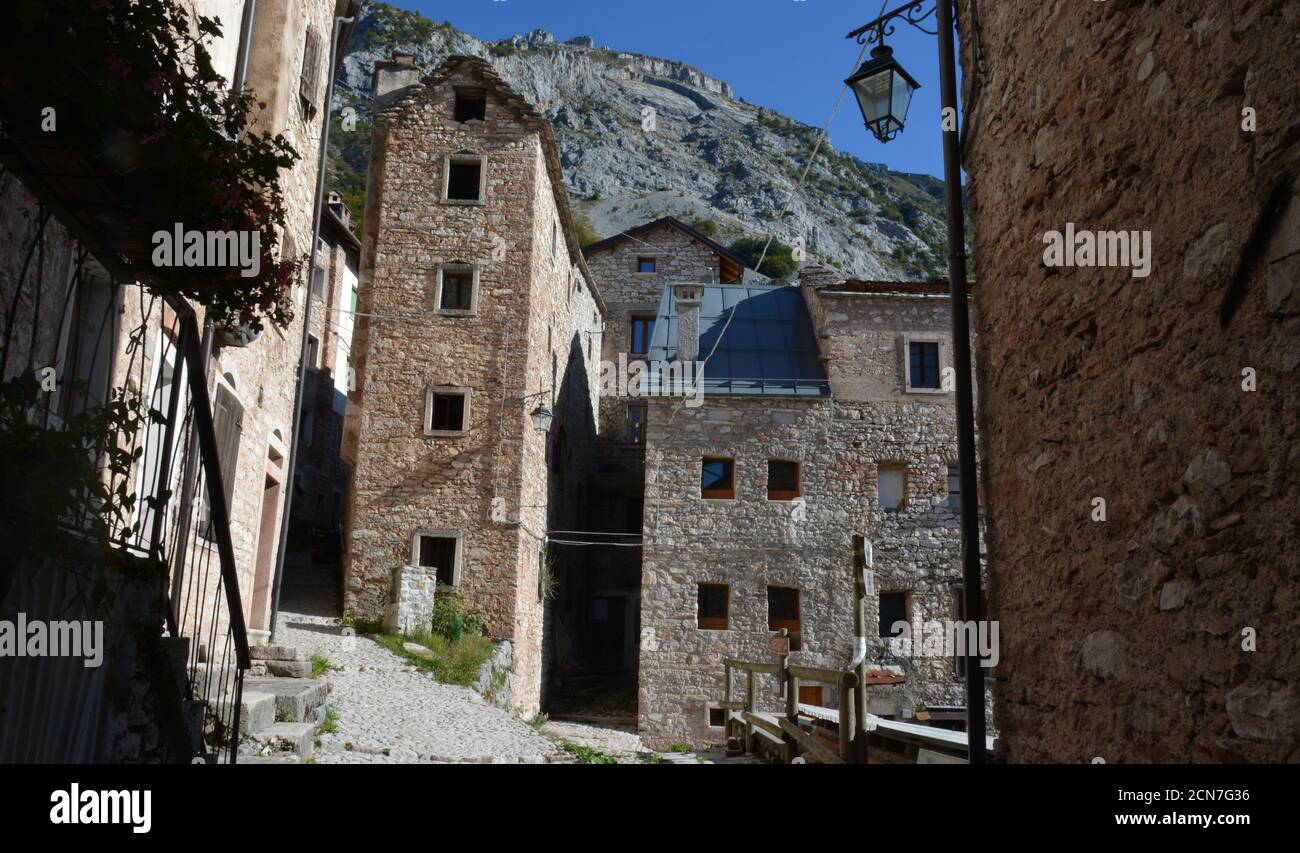 La città di Casso, tristemente nota per il disastro di Vajont dell'ottobre 1963 Foto Stock