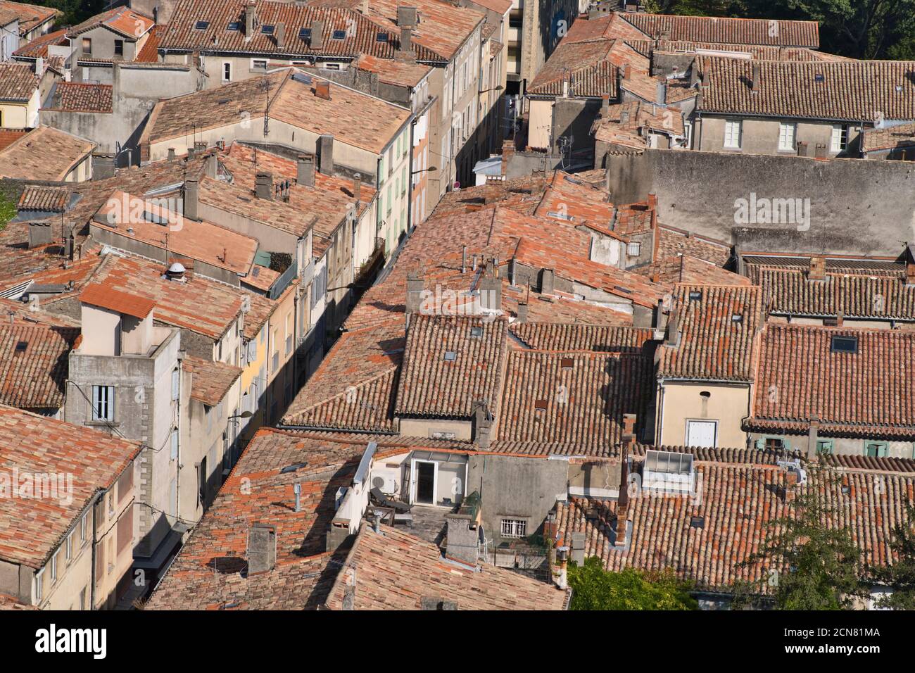 Carcassonne Aude France 091520 paesaggio urbano, tetti di casa piastrellati in terracotta. Foto Stock