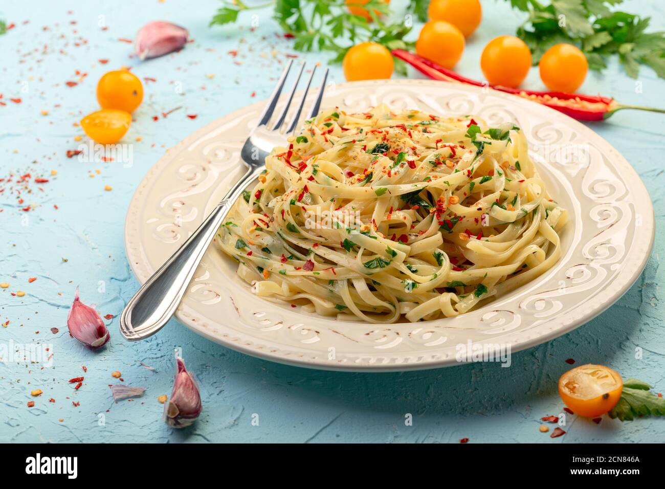 La pasta Linguini con prezzemolo e peperoncino in fiocchi. Foto Stock