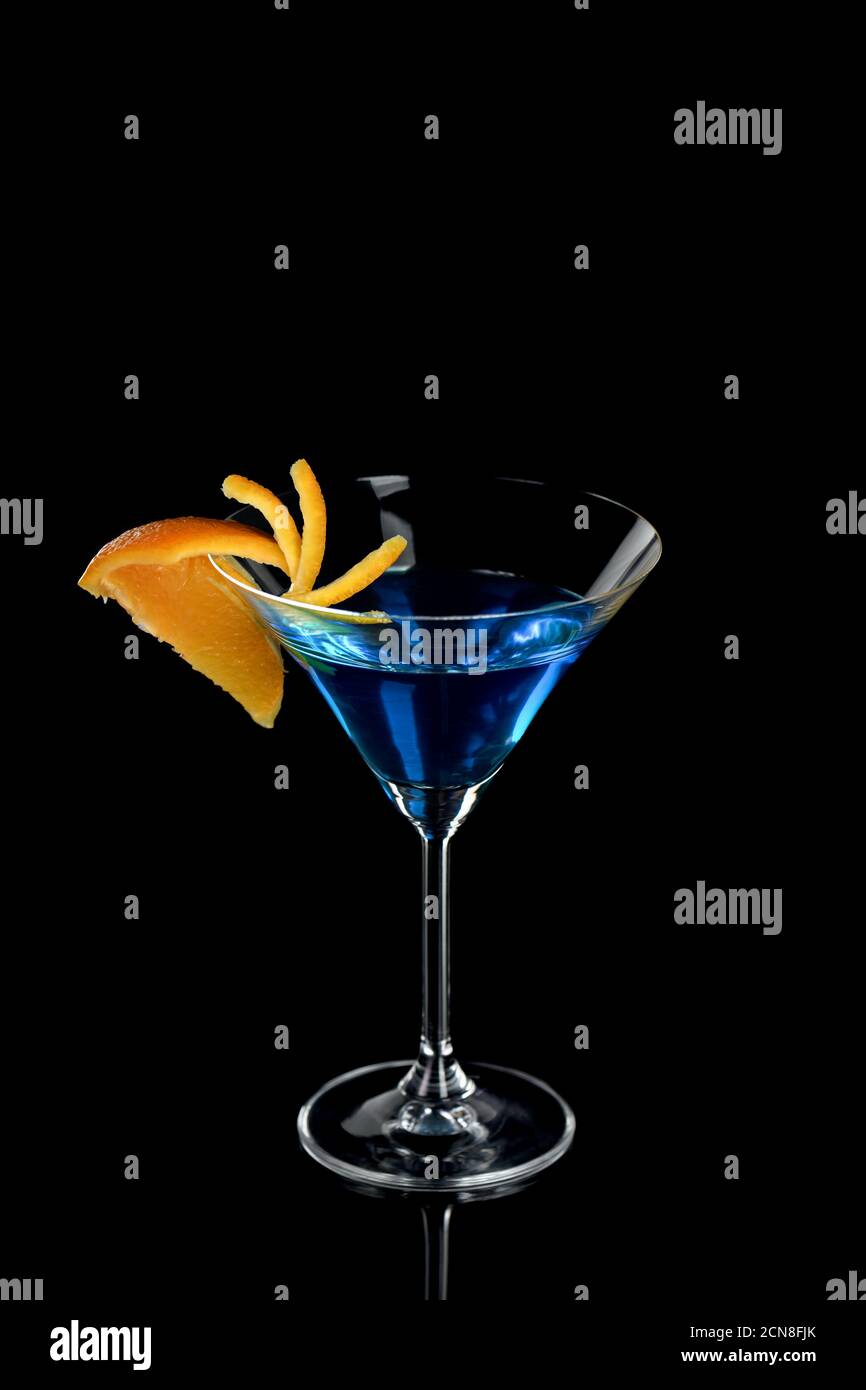 Decorazione per un cocktail di arancio. Presentazione elegante e originale. Martini Blue Curacao su un bl Foto Stock
