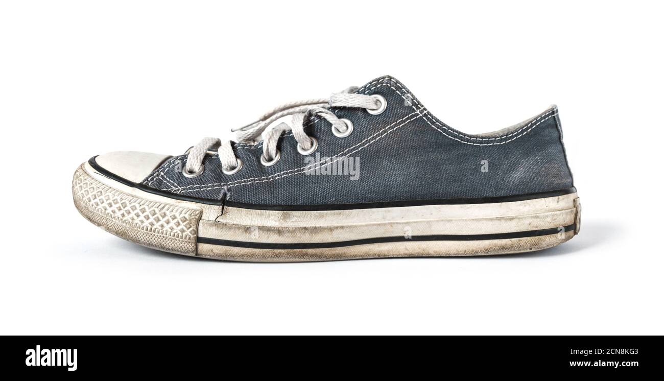 Vecchia sneaker blu isolata su sfondo bianco Foto Stock