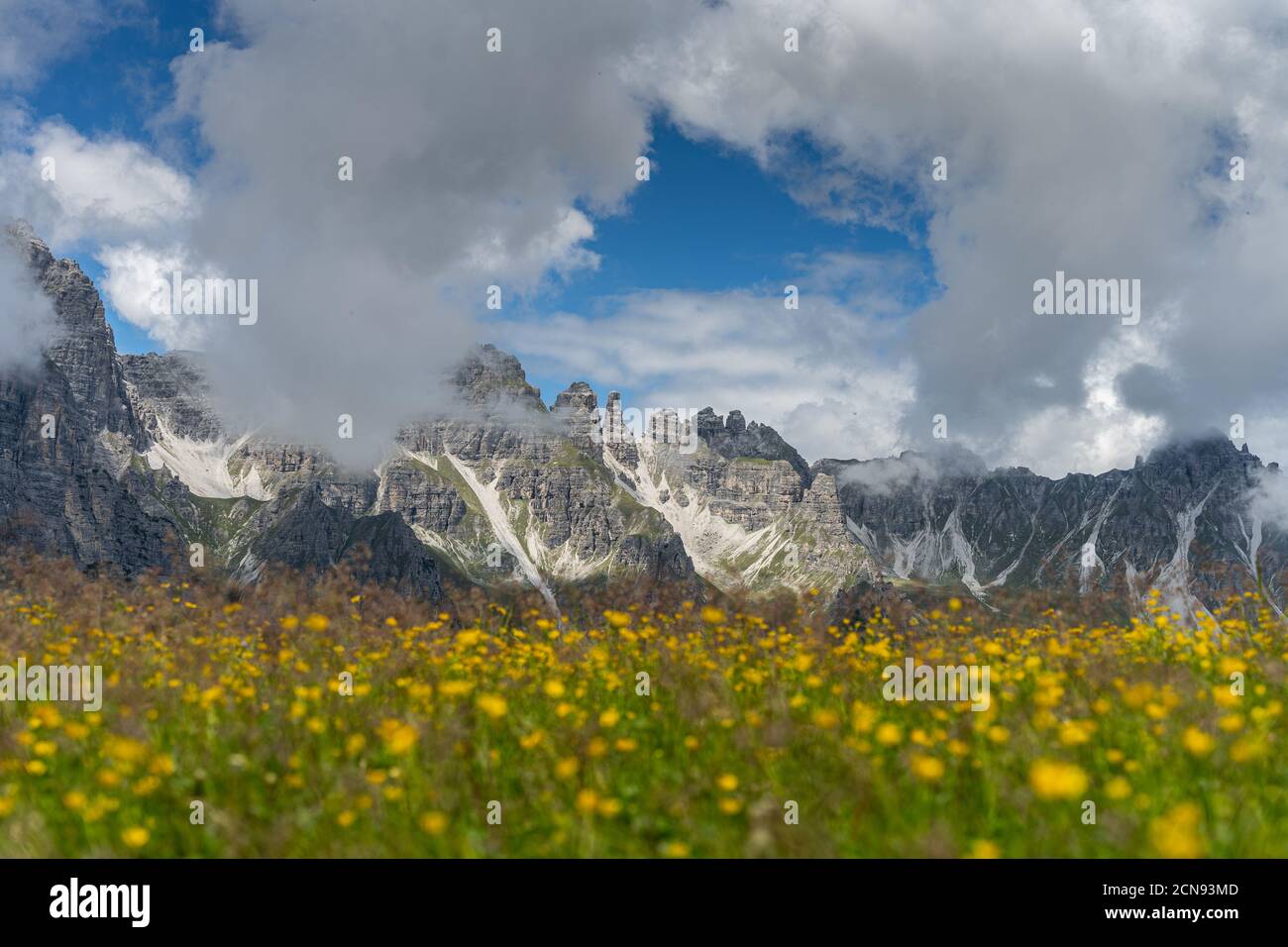 Escursioni nelle Alpi in Val di Stubai in vacanza estiva in natura, Tirolo, Austria Foto Stock