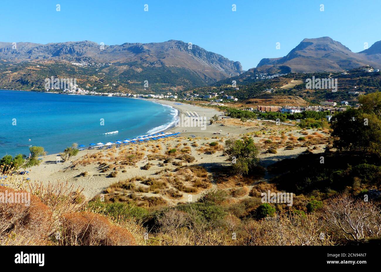 Isola di Creta, Grecia. Il Village Plakias è circondato da montagne e dal Mar Libico, parte del Mediterraneo. Qui 1300 metri di spiaggia sabbiosa. Foto Stock