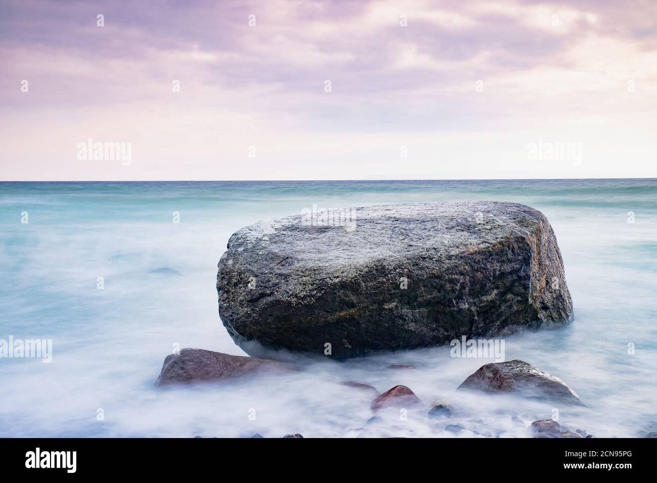 Massi e rocce sulla spiaggia sotto Kap Arkona Foto Stock