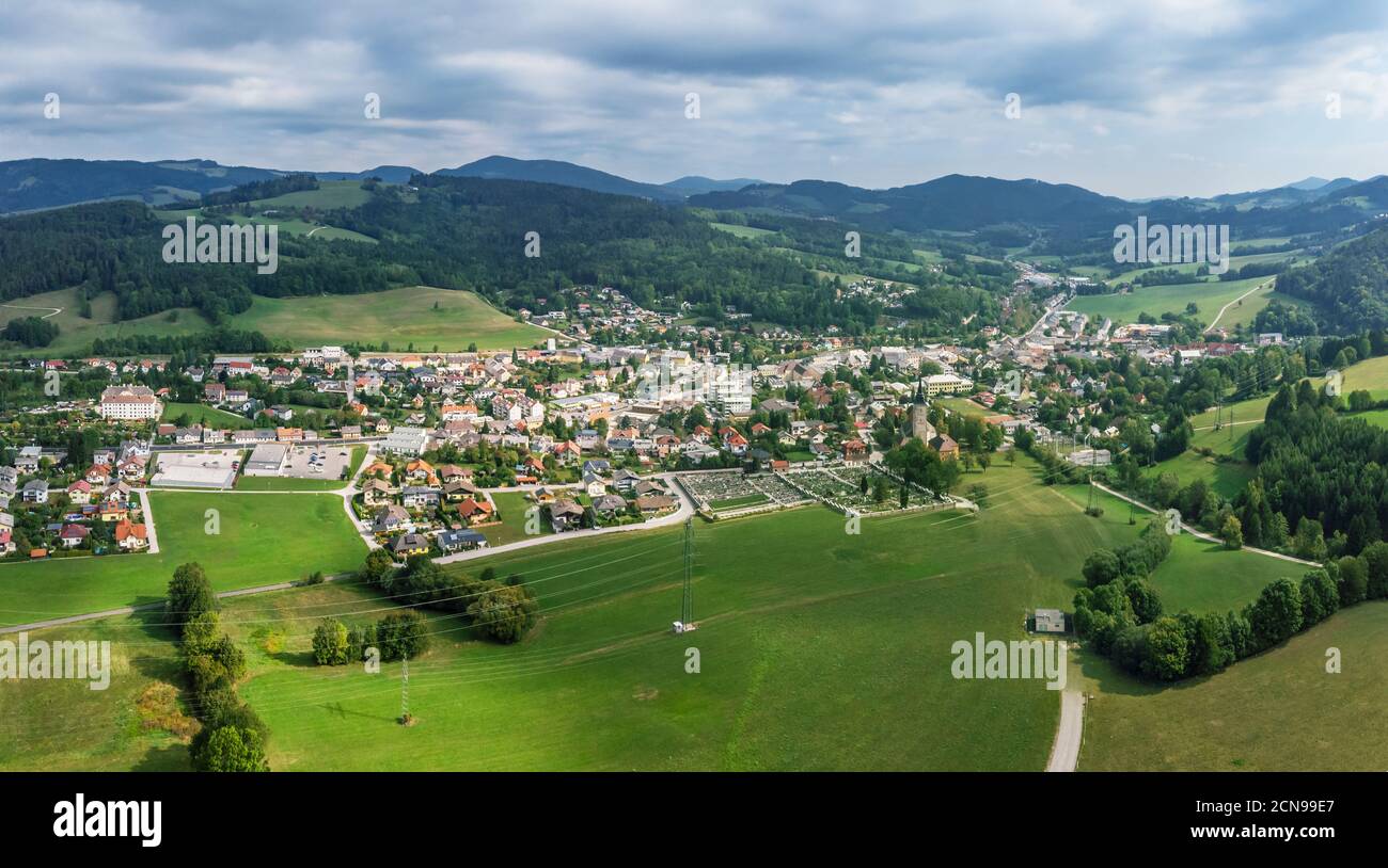 Splendida vista panoramica sulla città di Hainfeld in bassa Austria. Foto vista dall'alto scattata sul drone Foto Stock