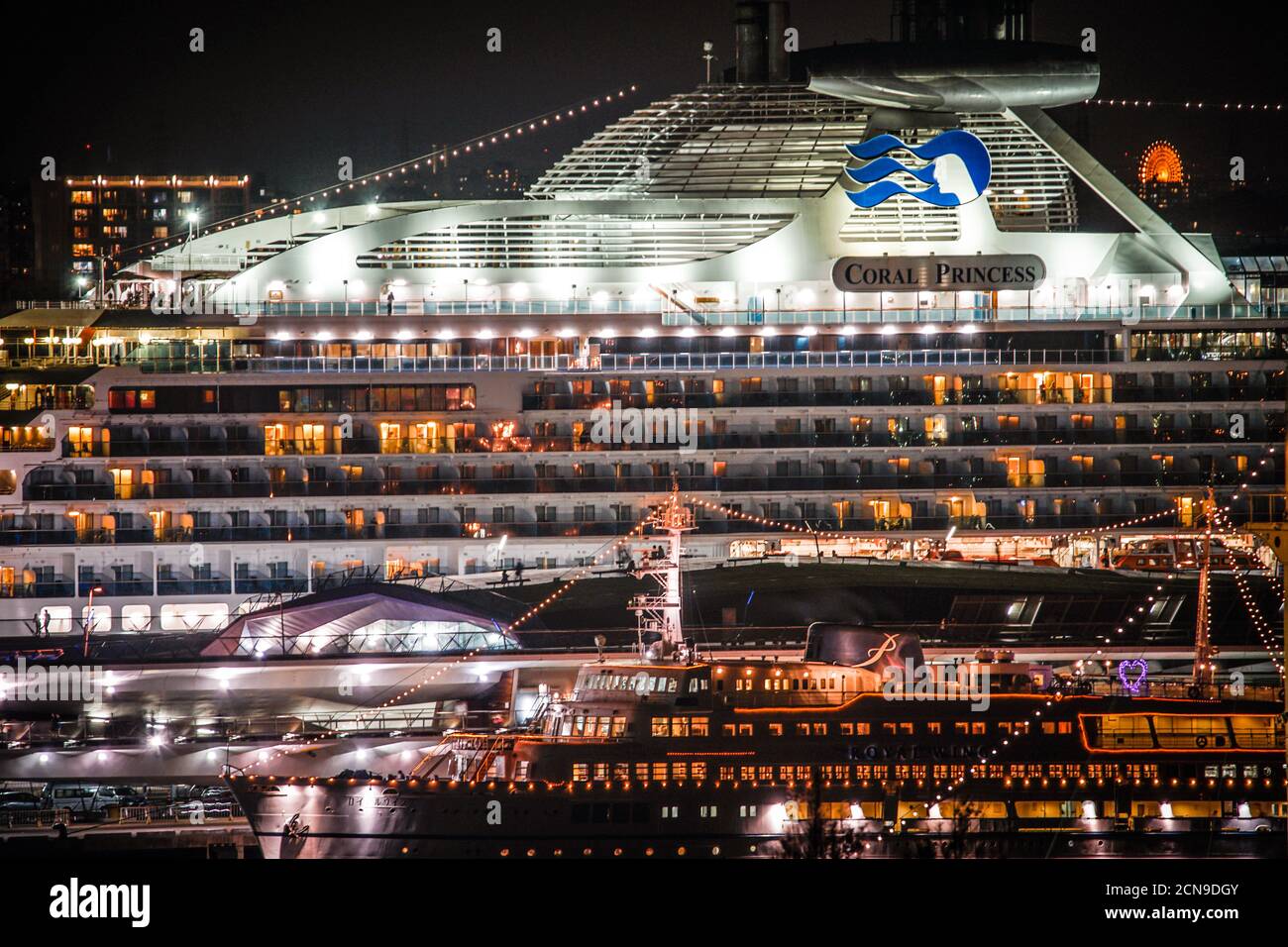 Rivestimento di lusso visibile dal parco collinare con Vista sul porto (Coral Princess) Foto Stock