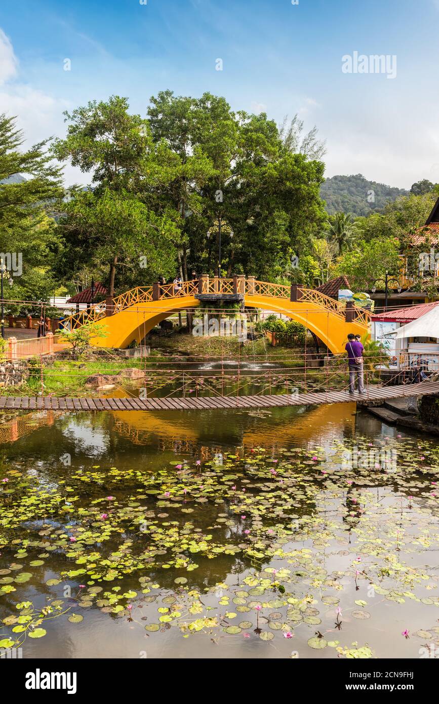 Langkawi, Malesia - 30 novembre 2019: I ponti pedonali presso l'Oriental Village di Teluk Burau forniscono accesso alle attrazioni turistiche più famose di Langkawi Foto Stock