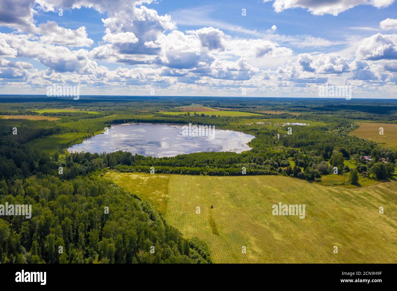 Un piccolo lago circondato da una foresta verde vicino al villaggio di Bunkovo, distretto di Ivanovo, regione di Ivanovo, Russia. Foto scattata da un drone. Foto Stock