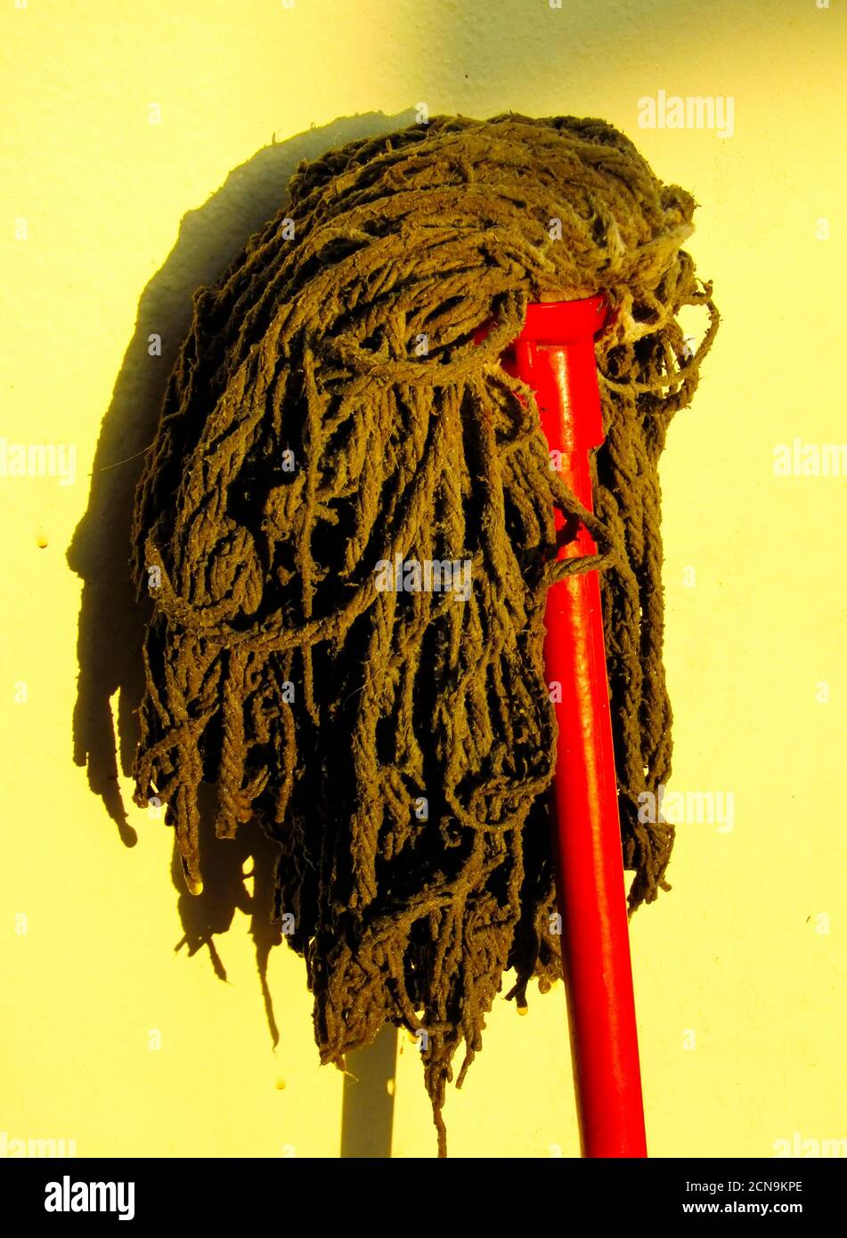 Wet Rope Mop che asciuga contro un muro, Creta, Grecia Foto Stock
