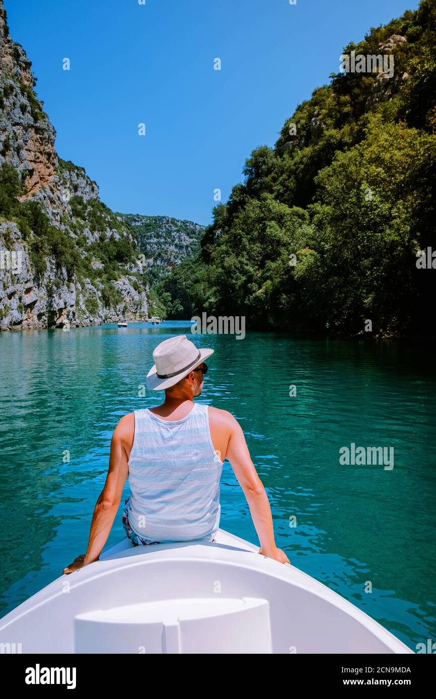 Giovani uomini vista alle rocce cliffy di Verdon Gorge al lago di Sainte Croix, Provenza, Francia, vicino Moustiers Sainte Marie, depar Foto Stock