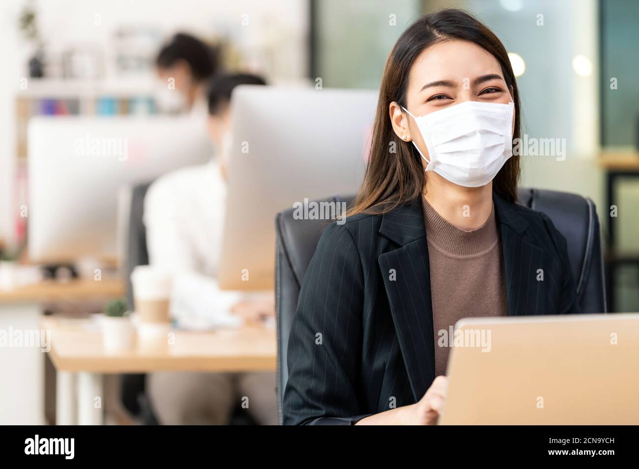 Ritratto donna d'affari asiatica che lavora in una nuova distanza normale e sociale ufficio Foto Stock