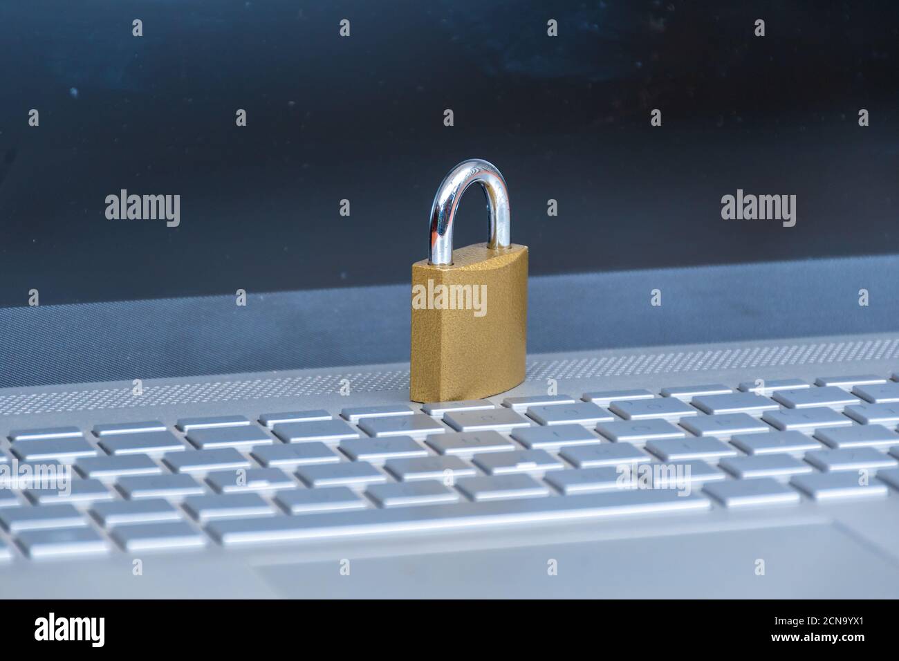 lucchetto posizionato sulla tastiera di un computer portatile, per salvaguardare il concetto di computer Foto Stock