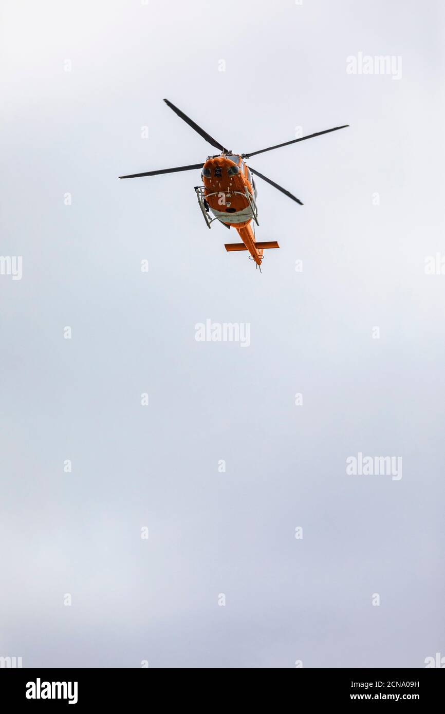 Elicottero di soccorso che vola in cielo Foto Stock