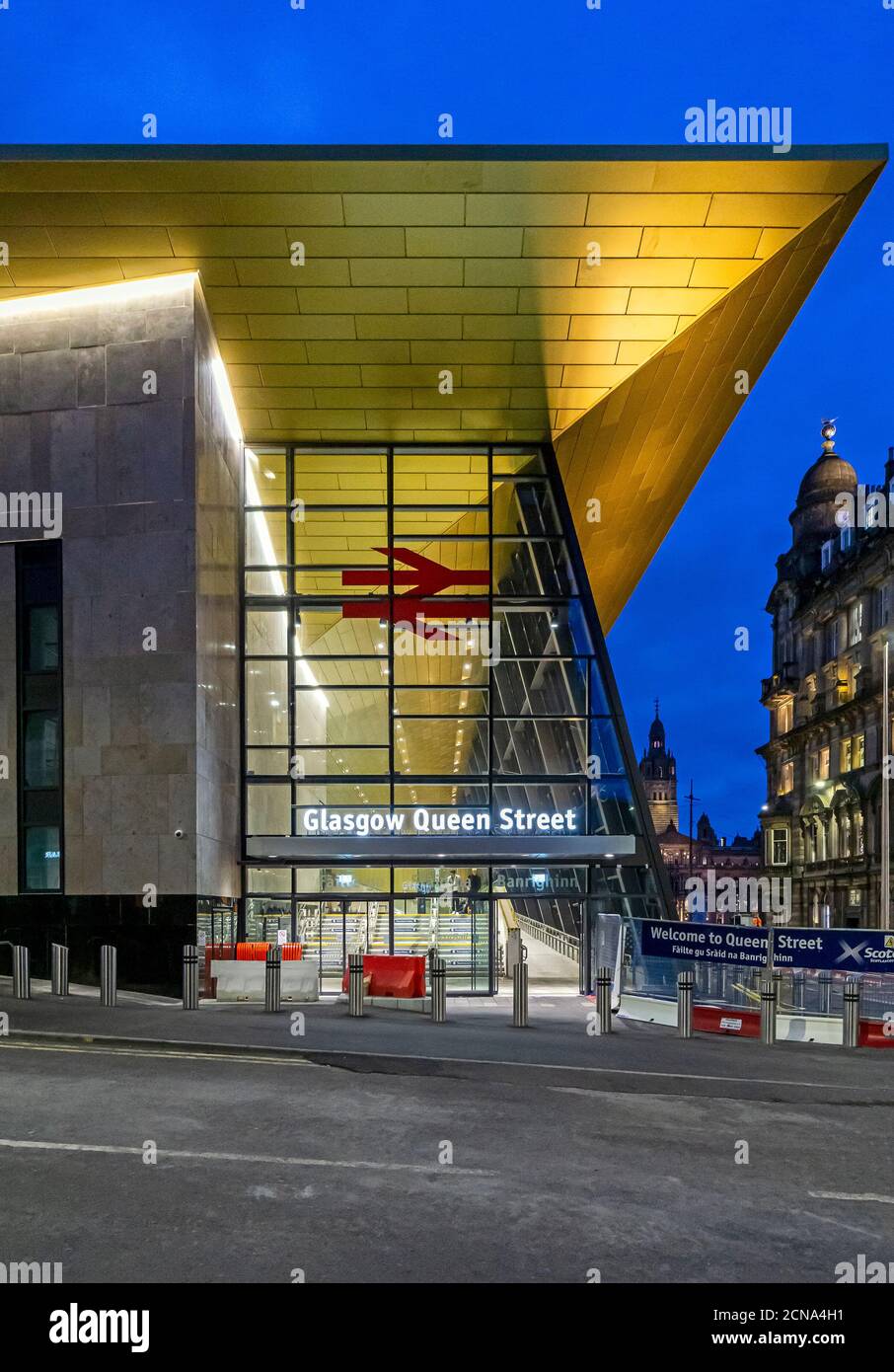 Nuova facciata della stazione ferroviaria di Glasgow Queen Street vista da Dundas Street alla luce della sera nel centro di Glasgow, Scozia REGNO UNITO Foto Stock