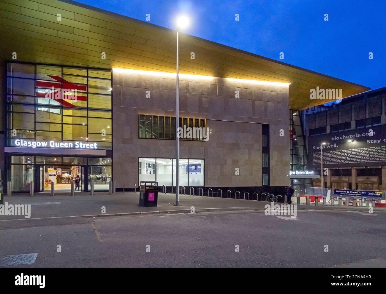 Nuova facciata della stazione ferroviaria di Glasgow Queen Street vista da Dundas Street alla luce della sera nel centro di Glasgow, Scozia REGNO UNITO Foto Stock
