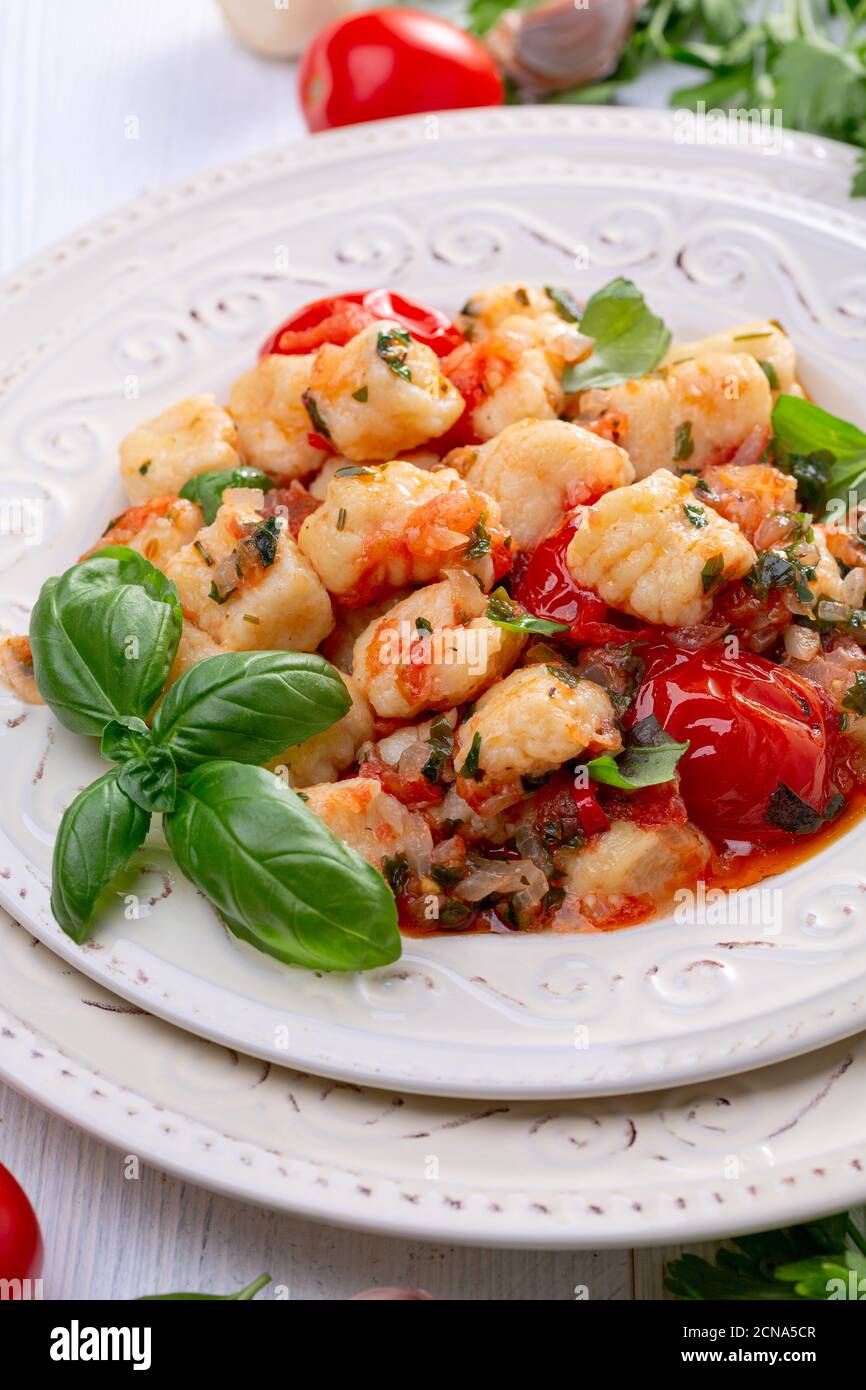 Gnocchi di patate in salsa di pomodoro. Cucina italiana. Foto Stock