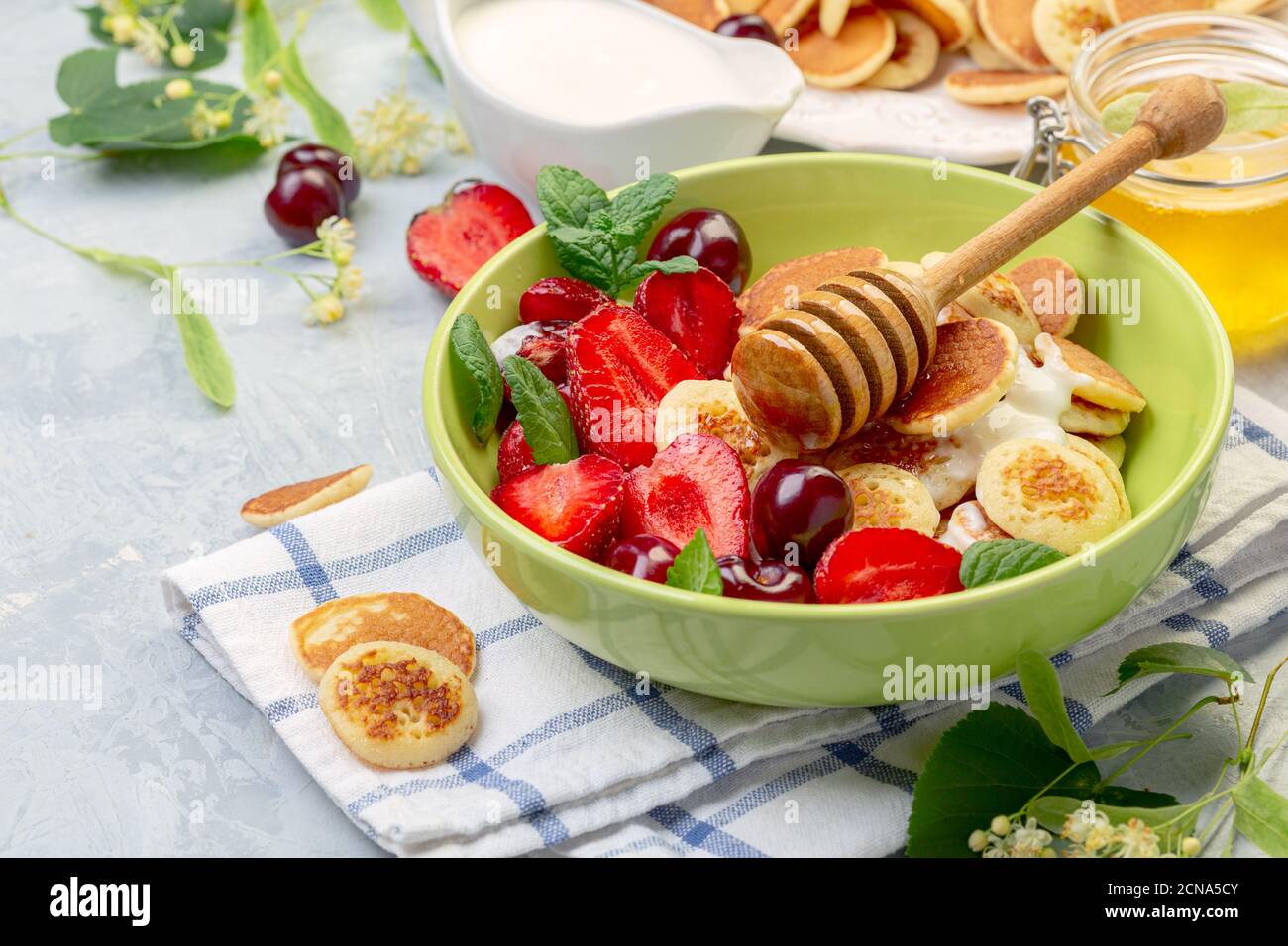 Porridge di pancake da minuscoli pancake. Foto Stock