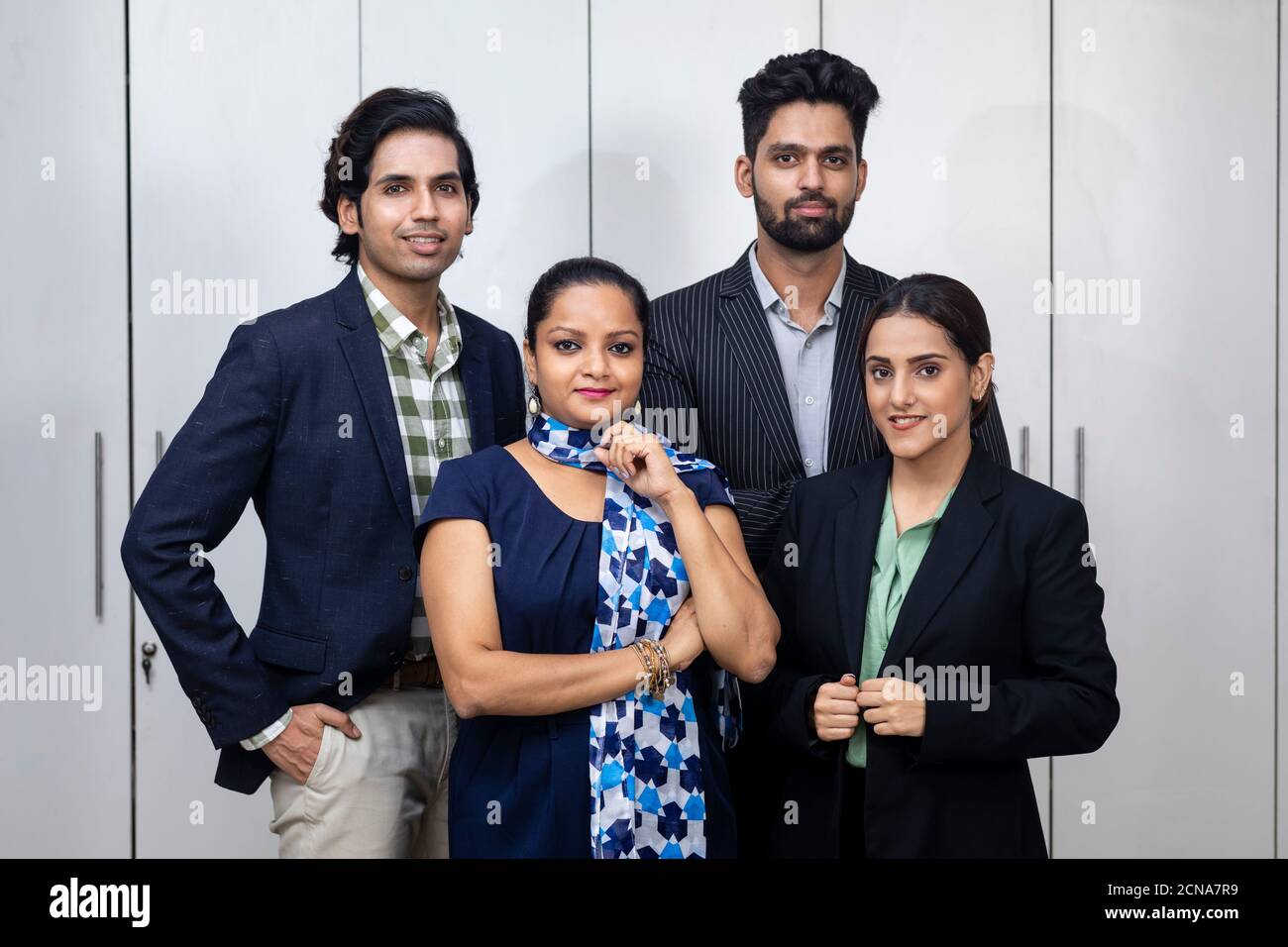 Ritratto di imprenditori indiani fiduciosi, gruppo di giovani imprenditori. Foto Stock