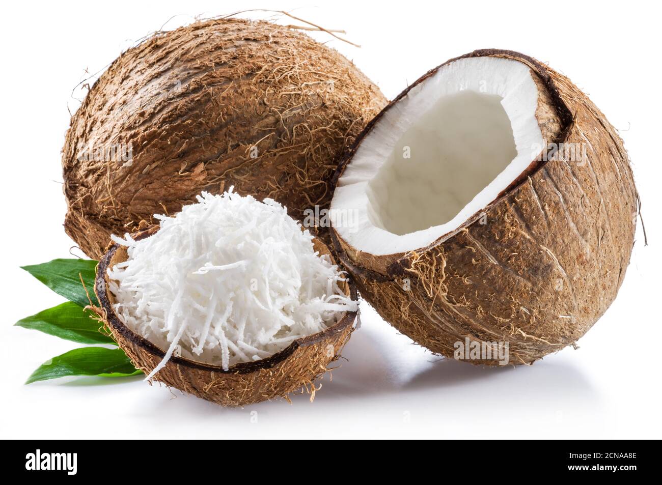 Frutta di cocco croccata con polpa bianca e scaglie di cocco grattugiate isolate su sfondo bianco. Foto Stock