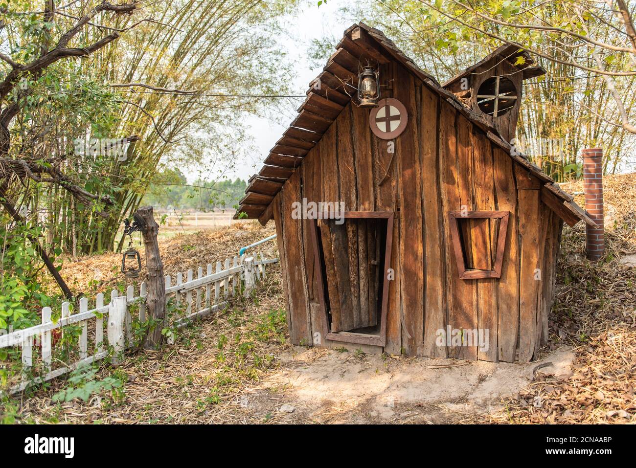 Piccola casa di legno nella grande foresta. Foto Stock
