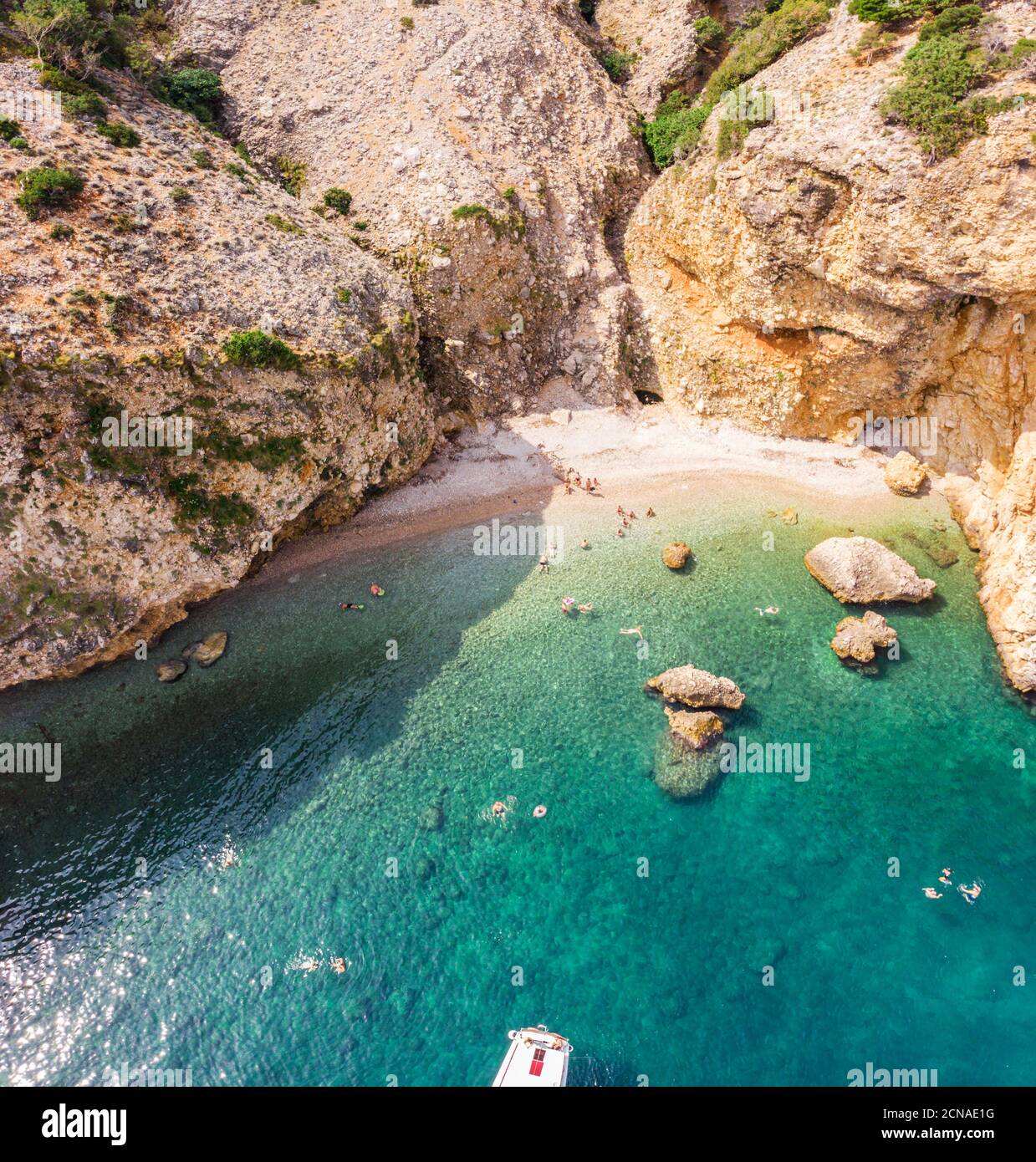 La vista dall'alto sulla baia nella costa rocciosa del mare Adriatico. L'isola di Cres, Croazia. Adriatico. Settembre 2019 Foto Stock