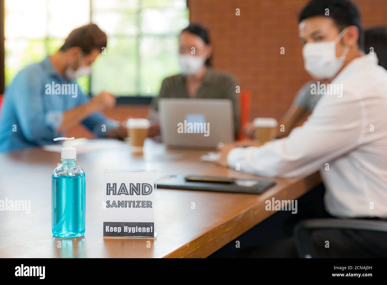 Igienizzatore per le mani nella sala riunioni per una nuova igiene normale Foto Stock