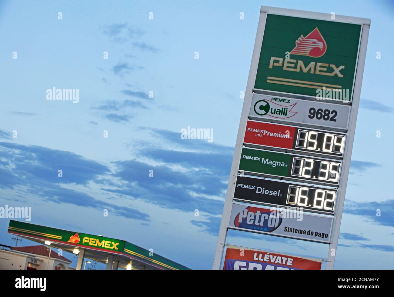 Un segno digitale dei prezzi a LED della società statale Petroleos Mexicanos (PEMEX) mostra i loro prezzi di Premium UBA (ultra basso di zolfo), Magna (regolare) benzina e diesel, a Ciudad Juarez, Messico 4 ottobre 2017. Foto scattata il 4 ottobre 2017. REUTERS/Jose Luis Gonzalez Foto Stock