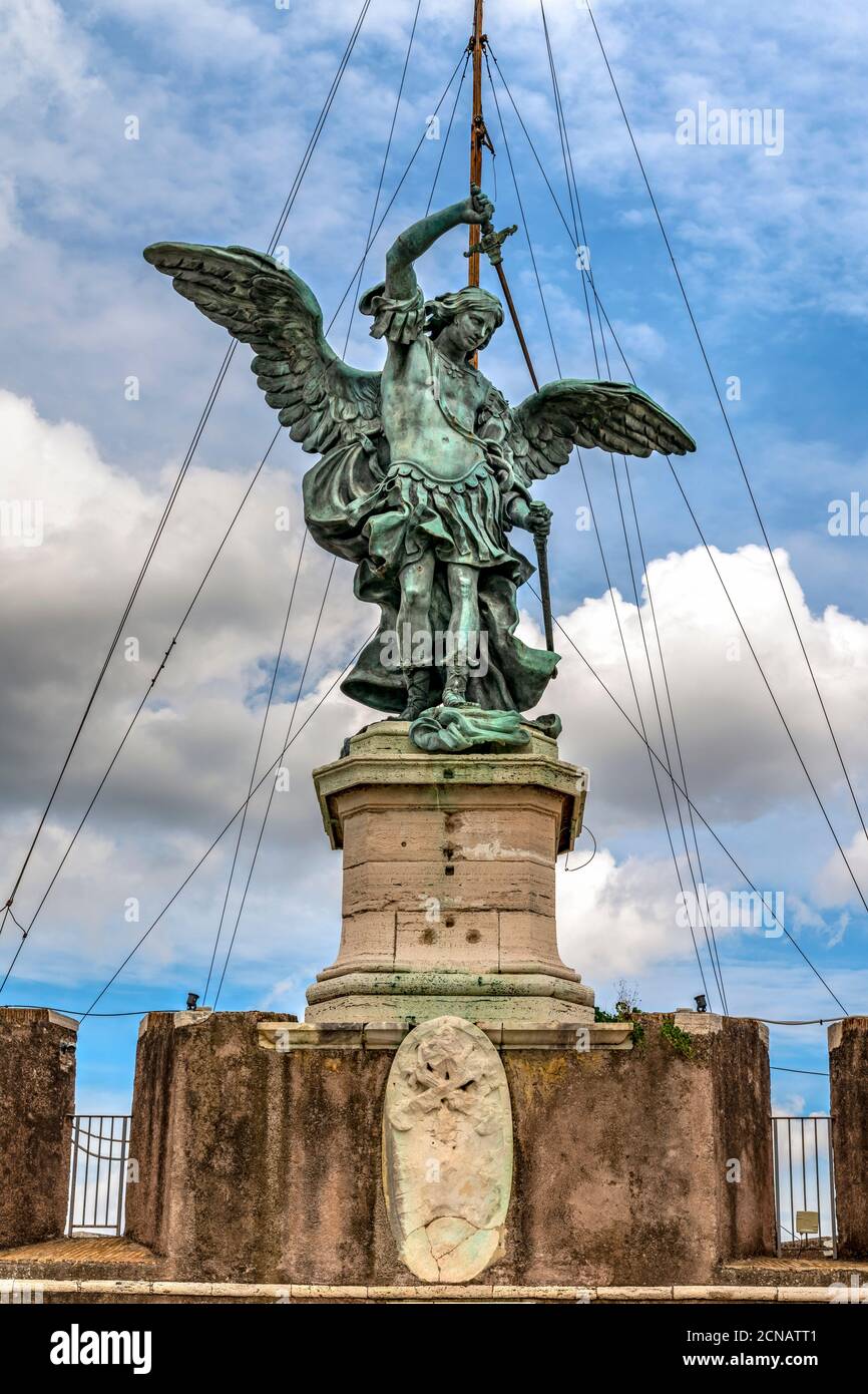 Statua in bronzo di Michele Arcangelo, in cima a Castel Sant'Angelo, Roma, Lazio, Italia Foto Stock