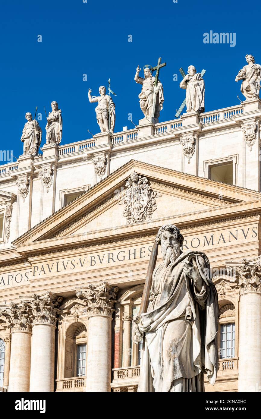 Particolare della facciata della Basilica di San Pietro, Città del Vaticano Foto Stock