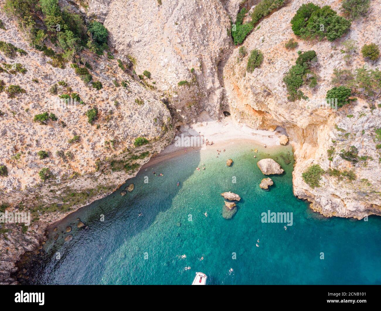 La vista dall'alto sulla baia nella costa rocciosa del mare Adriatico. L'isola di Cres, Croazia. Adriatico. Settembre 2019 Foto Stock