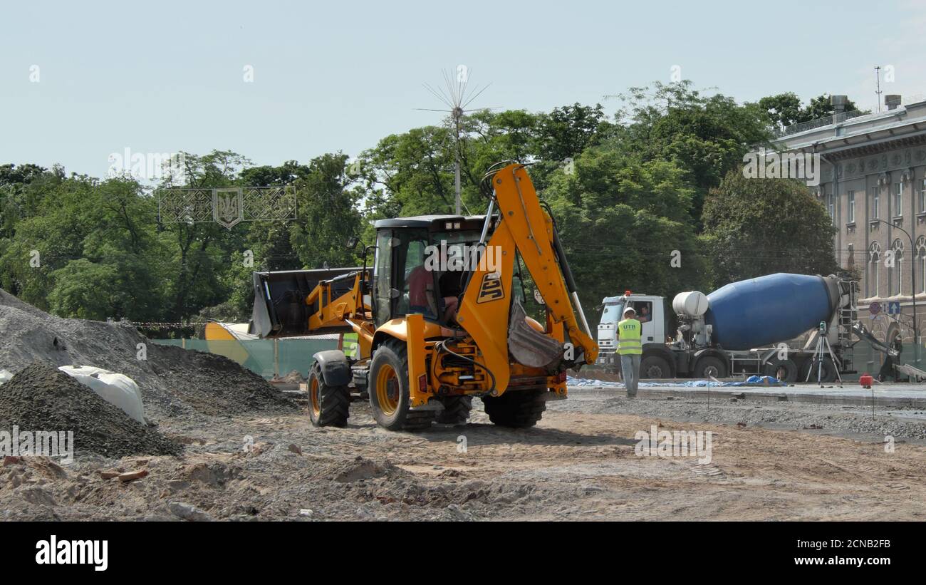 Chernihiv, Ucraina, 7 giugno 2019. Un bulldozer durante i lavori di costruzione nel centro della città. Foto Stock