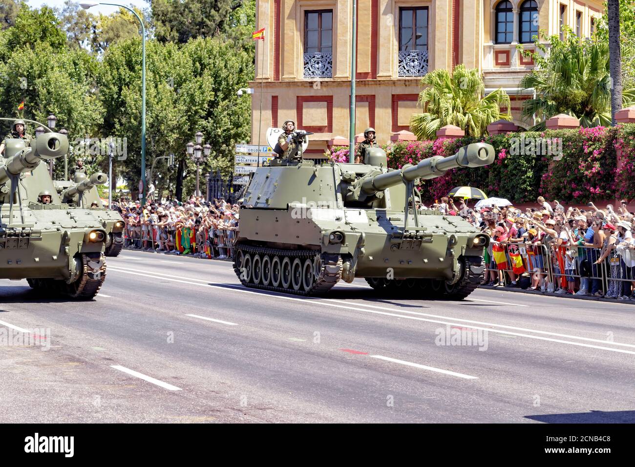 Siviglia, Spagna - 01 giugno 2019: Campagna Artillery Group. Esercito di terra durante la mostra della giornata delle forze armate spagnole a Siviglia, Spagna Foto Stock