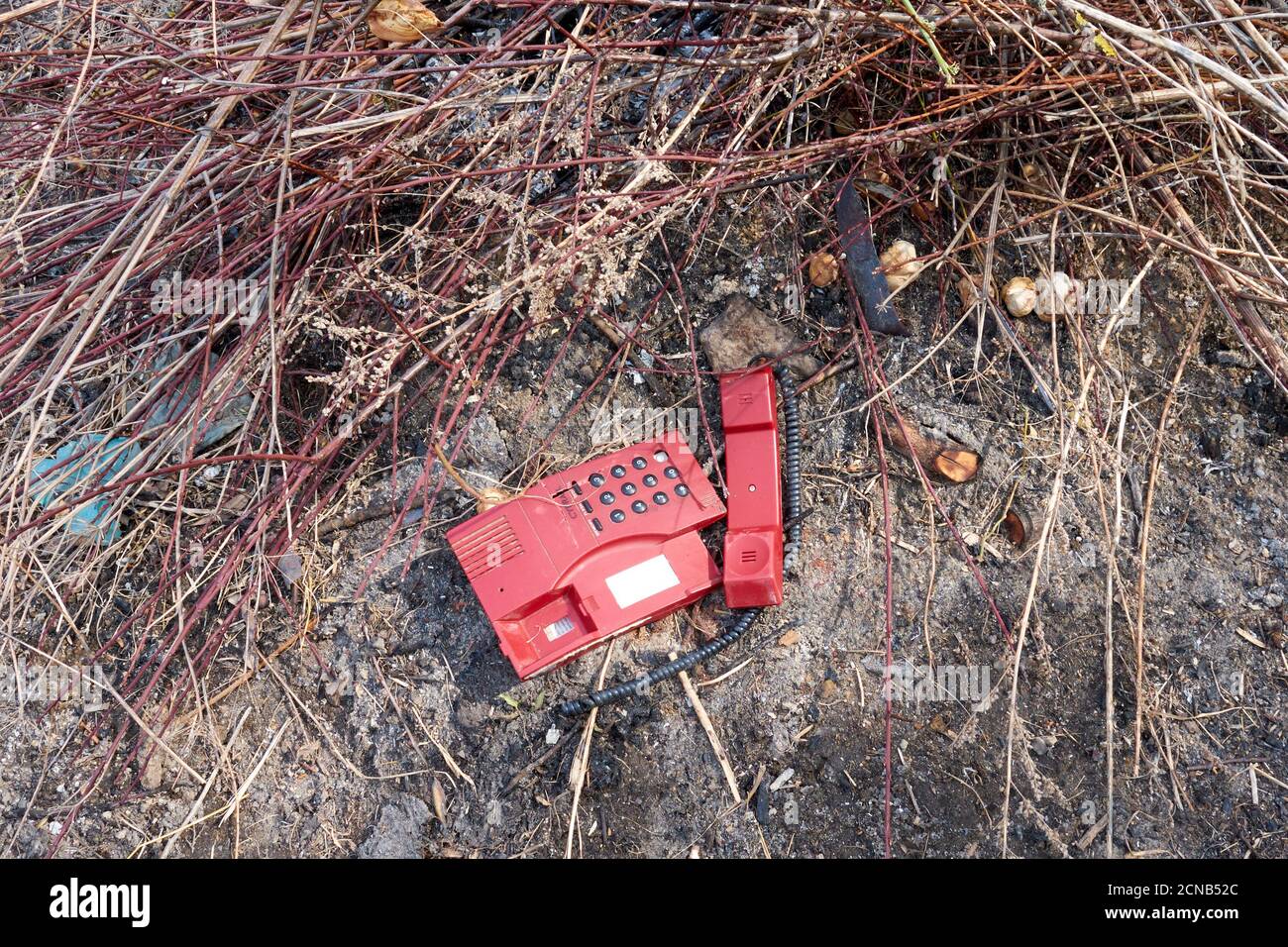 Regione di Chernihiv, Ucraina, 25 aprile 2019. Un vecchio telefono cablato si trova in una discarica. Foto Stock