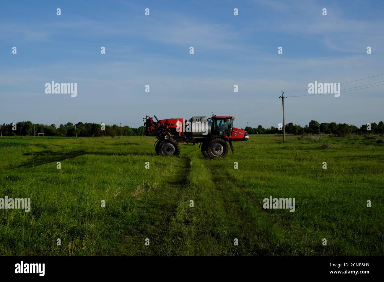 Regione di Chernihiv, Ucraina, 18 maggio 2019. Un trattore su ruote alte progettato per l'irrigazione di campi. Macchine agricole si trova sul campo. Foto Stock