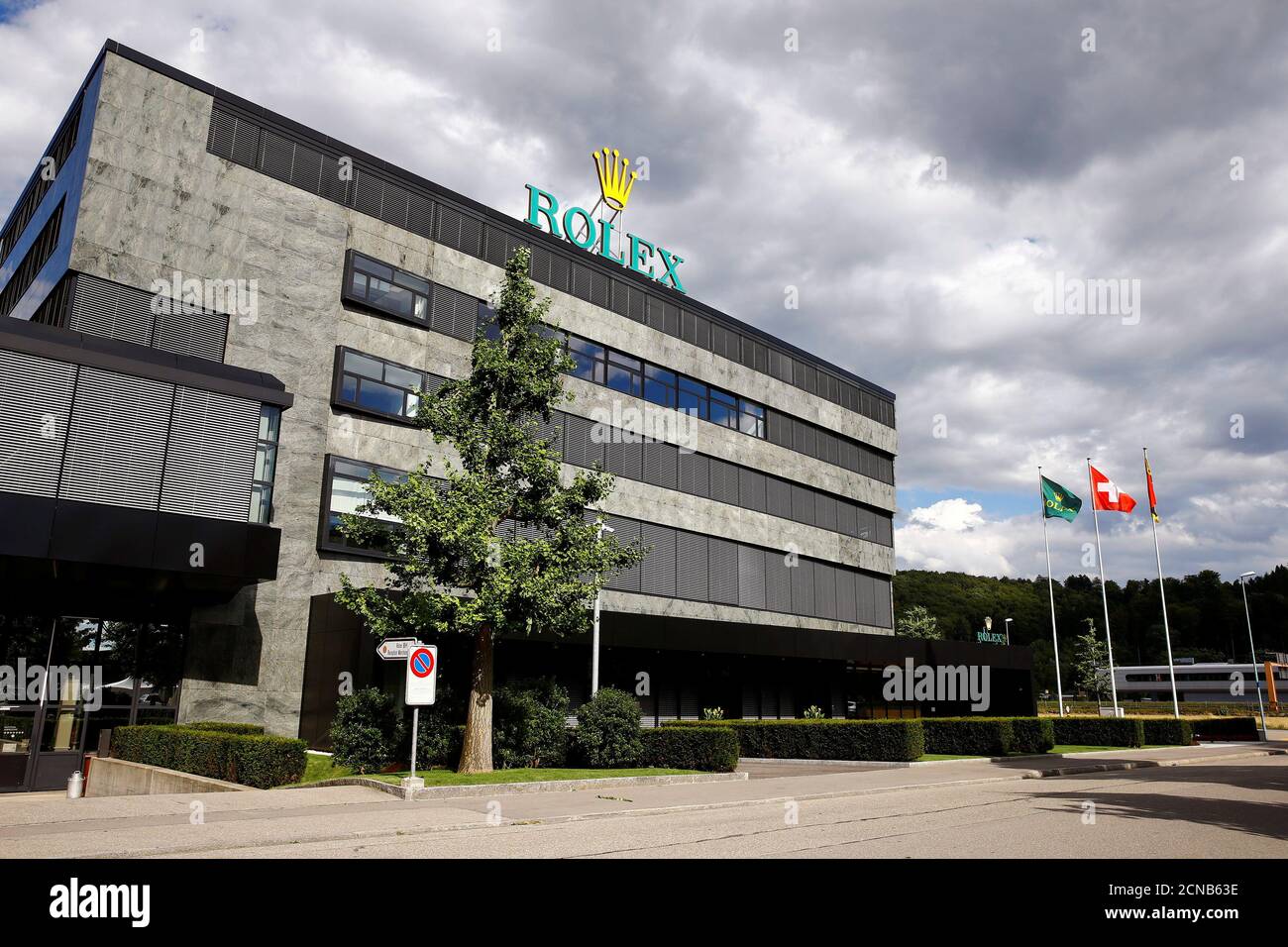 Il logo del produttore svizzero di orologi Rolex viene visualizzato in uno  stabilimento di Biel, Svizzera, il 12 luglio 2017. REUTERS/Arnd Wiegmann  Foto stock - Alamy