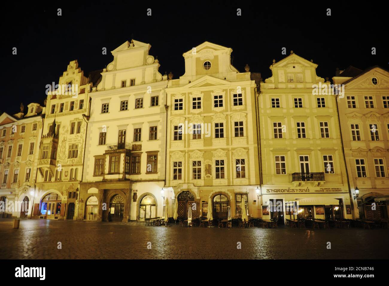 Praga, Repubblica Ceca, 13 ottobre 2019. Vecchie case sulla Piazza della Città Vecchia di Praga. Paesaggio della città. Le luci soffuse della città serale. Foto Stock