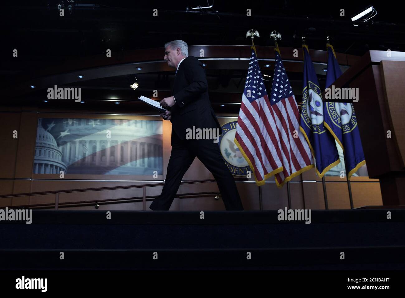 Il leader repubblicano Kevin McCarthy (R-CA) parla durante una conferenza stampa settimanale presso la US Capitol Hill a Washington. Foto Stock