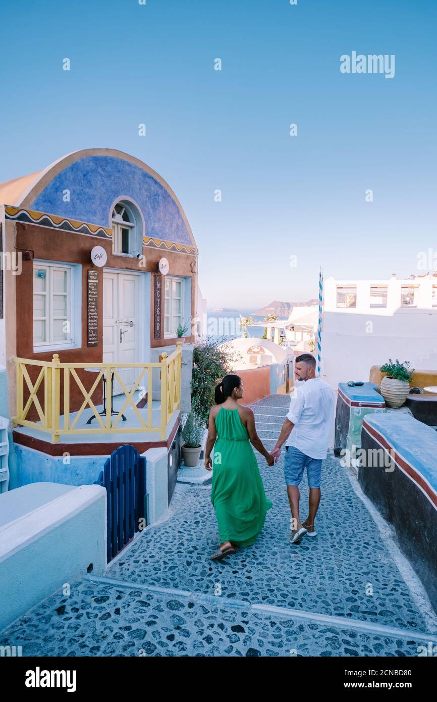 Santorini Grecia 2020 agosto, strade di Oia in una mattina presto con caffè e ristorante Foto Stock