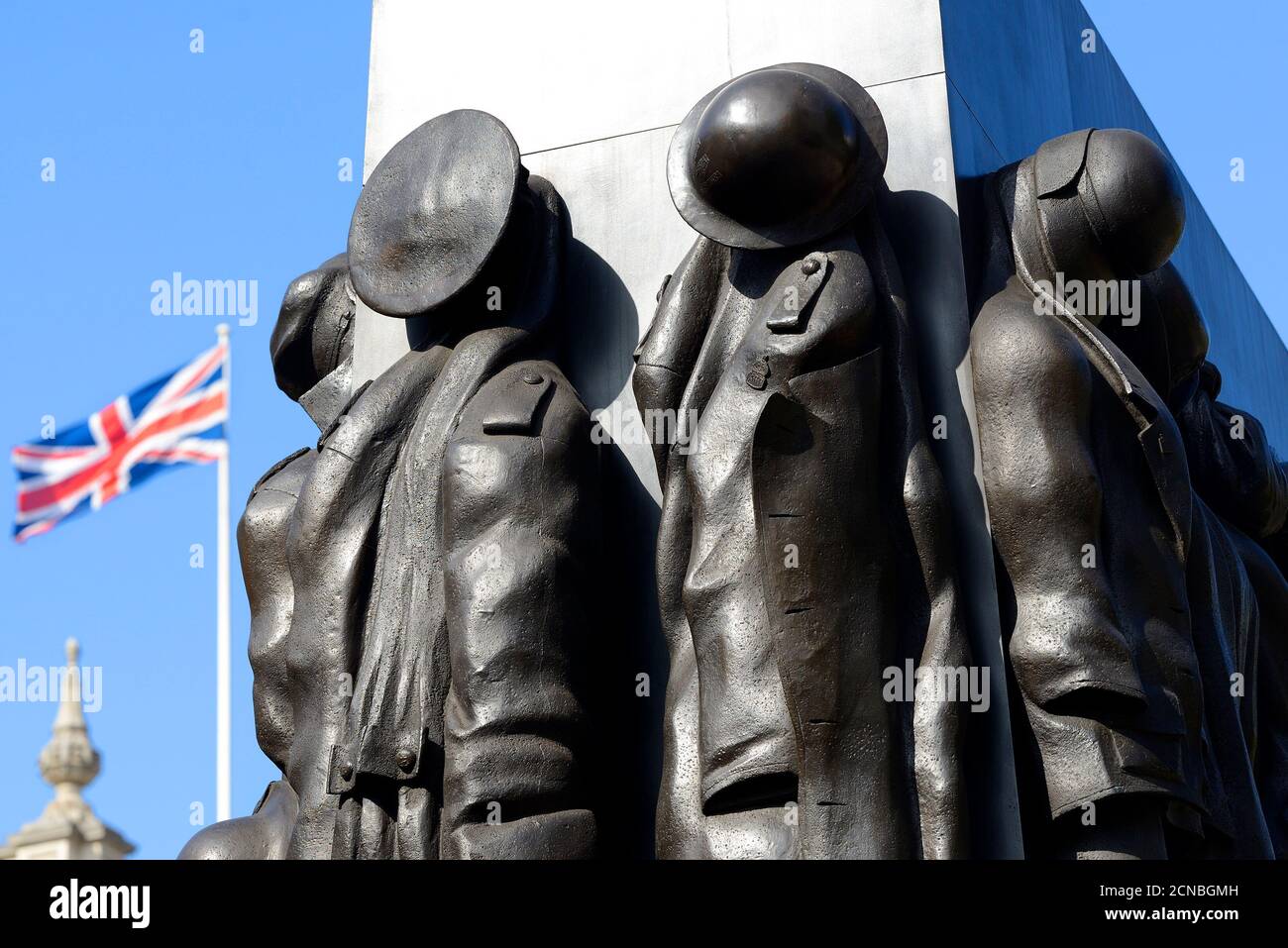 Londra, Inghilterra, Regno Unito. Women of World War II Memorial (John Mills; 2005) a Whitehall - bandiera dell'Unione che vola sopra le Guardie a Cavallo Foto Stock