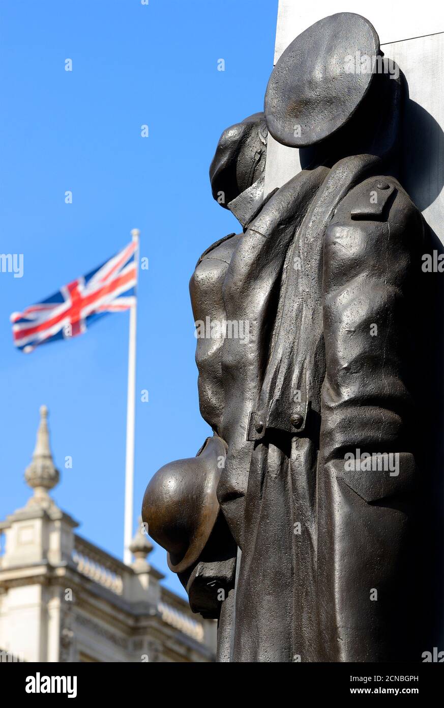 Londra, Inghilterra, Regno Unito. Women of World War II Memorial (John Mills; 2005) a Whitehall - bandiera dell'Unione che vola sopra le Guardie a Cavallo Foto Stock